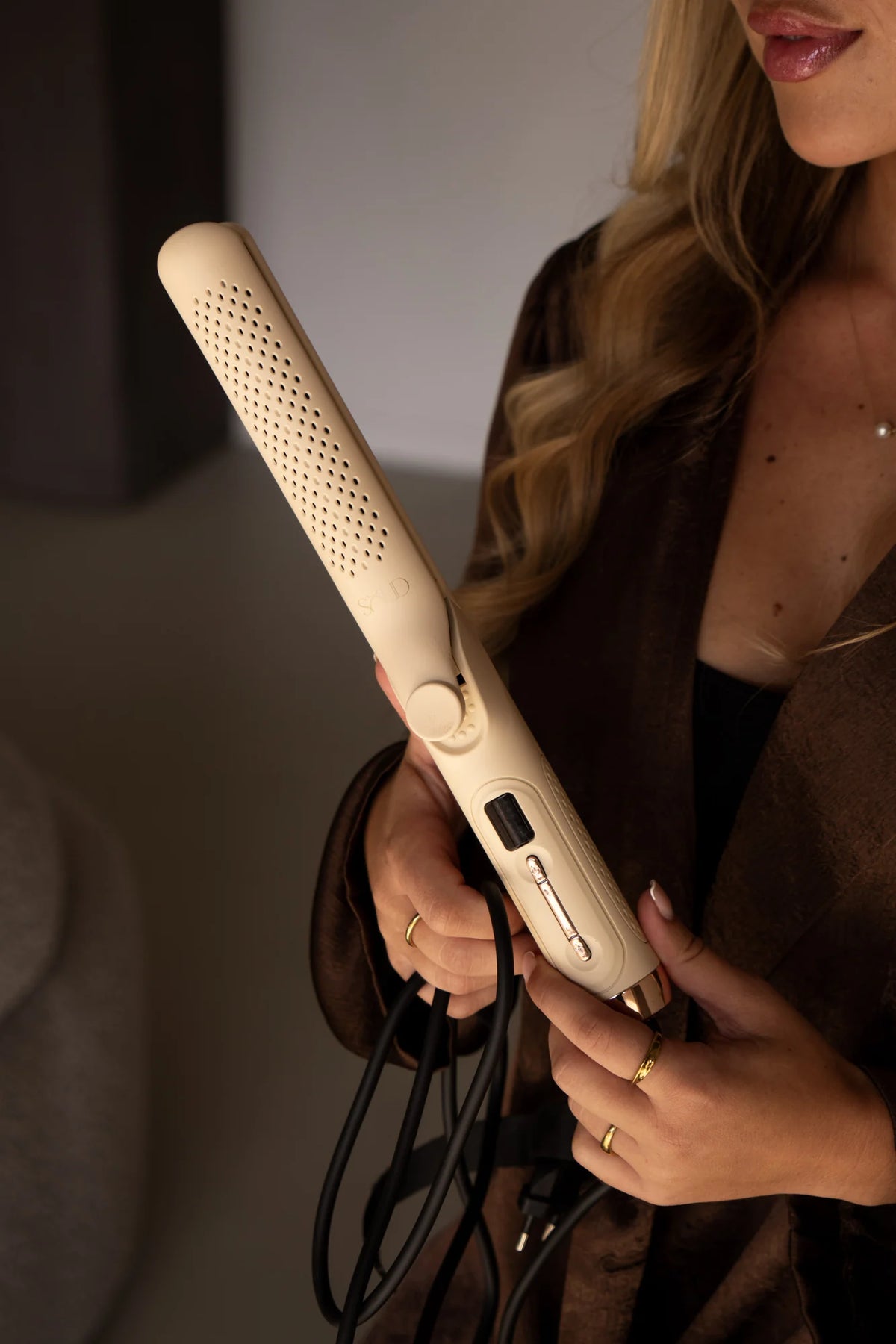 Detail van de SOLID haarstyler met display en bedieningsknoppen.