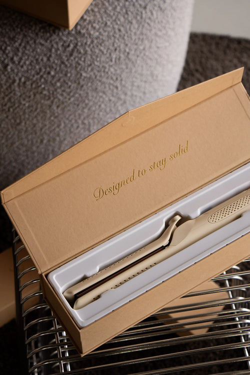 SOLID haarstyler in een open goudkleurige doos met satijnen binnenkant.